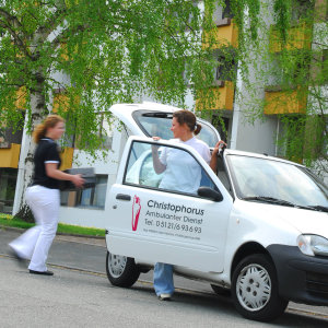Der ambulante Dienst - Foto von Mitarbeitern und Fahrzeug.