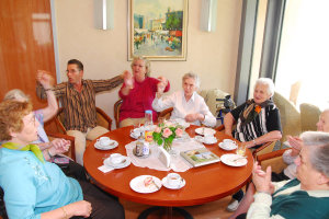 Foto von Bewohnern bei geselligem Treffen.