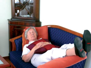 Foto einer Dame, die auf dem Sofa schläft.